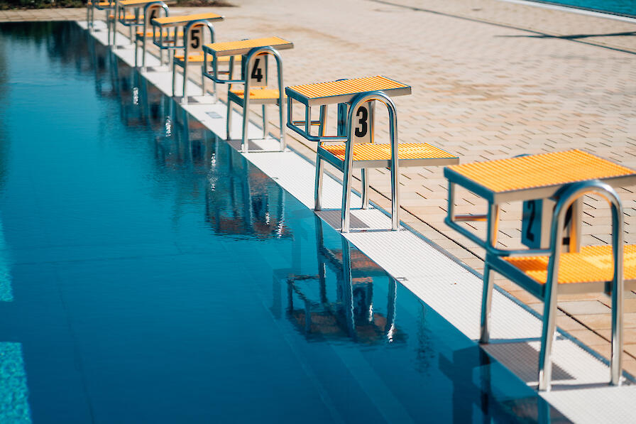 Startblöcke am Beckenrand.