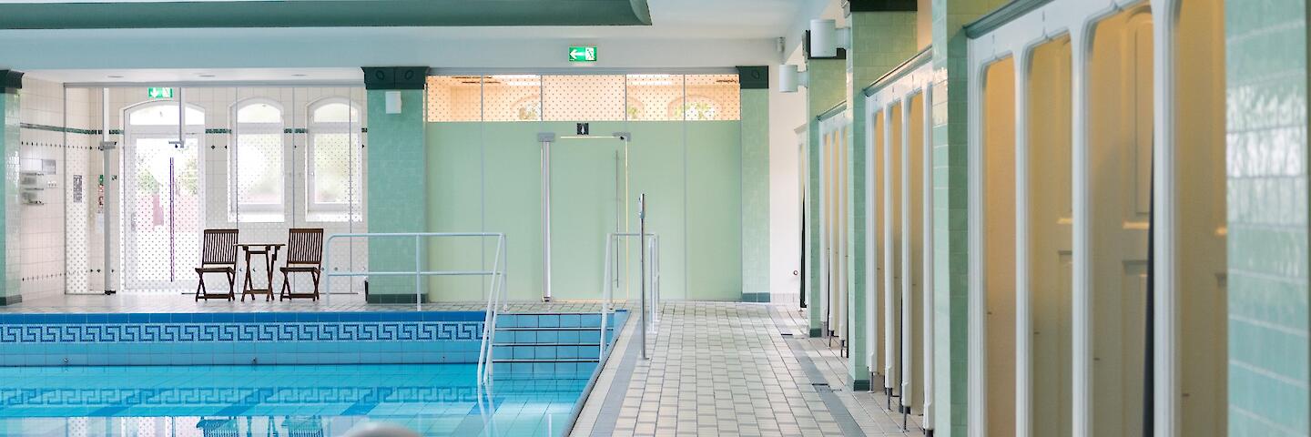 Schwimmhalle mit basilikale Gewölbe. Mehrzweckbecken sowie die Umkleiden, die auf zwei Etagen um das Becken herum verteilt sind.