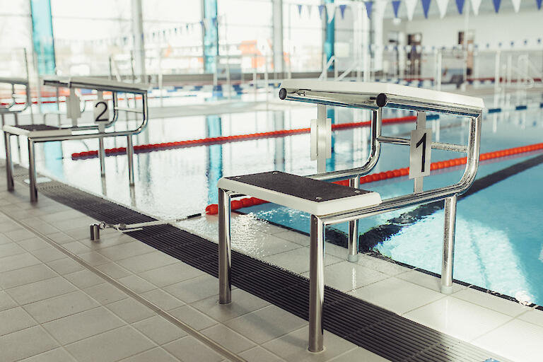 Startblöcke am Beckenrand.