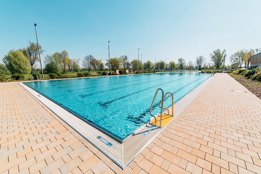 50-Meter-Schwimmerbecken im Strandbad Lörick.