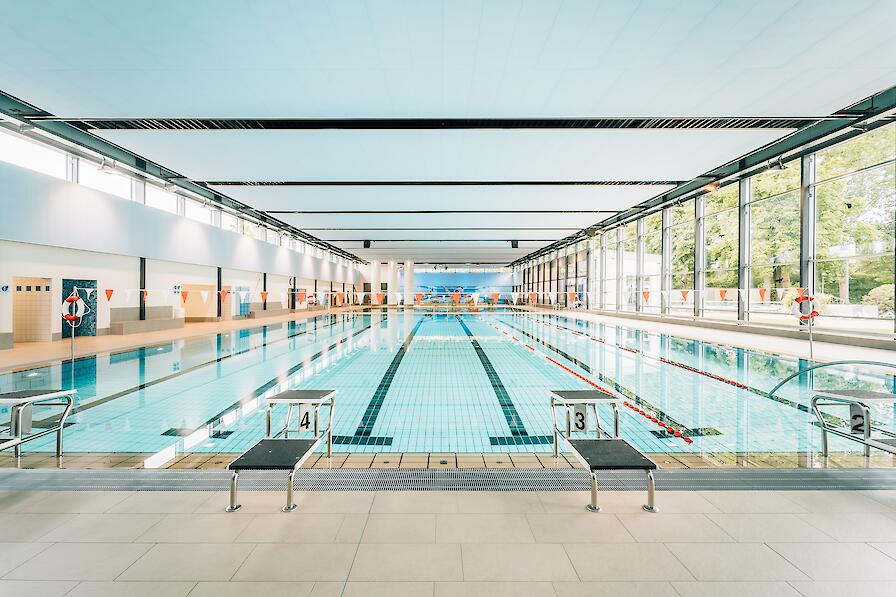 Schwimmerbecken mit sechs Bahnen.