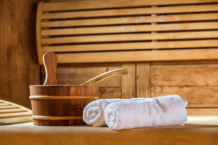 Aufgusseimer und zwei Handtücher.