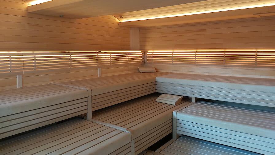 Sanarium mit mehreren Saunagästen, die sich entspannen.