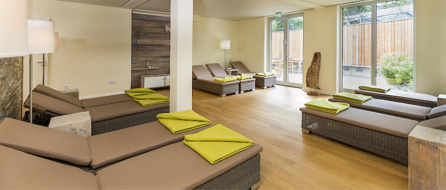 Ruheraum mit mehreren Liegen.