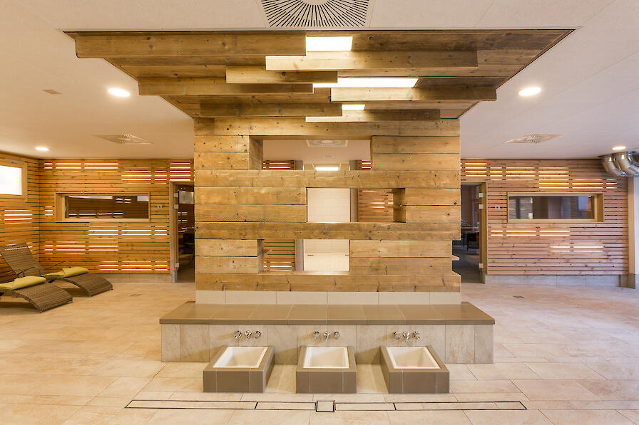 Saunavorraum mit mehreren Liegen, Fußbädern.