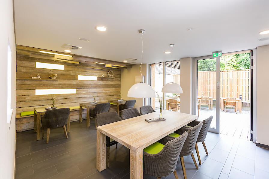 Gastronomiebereich mit Tischen und Stühlen.