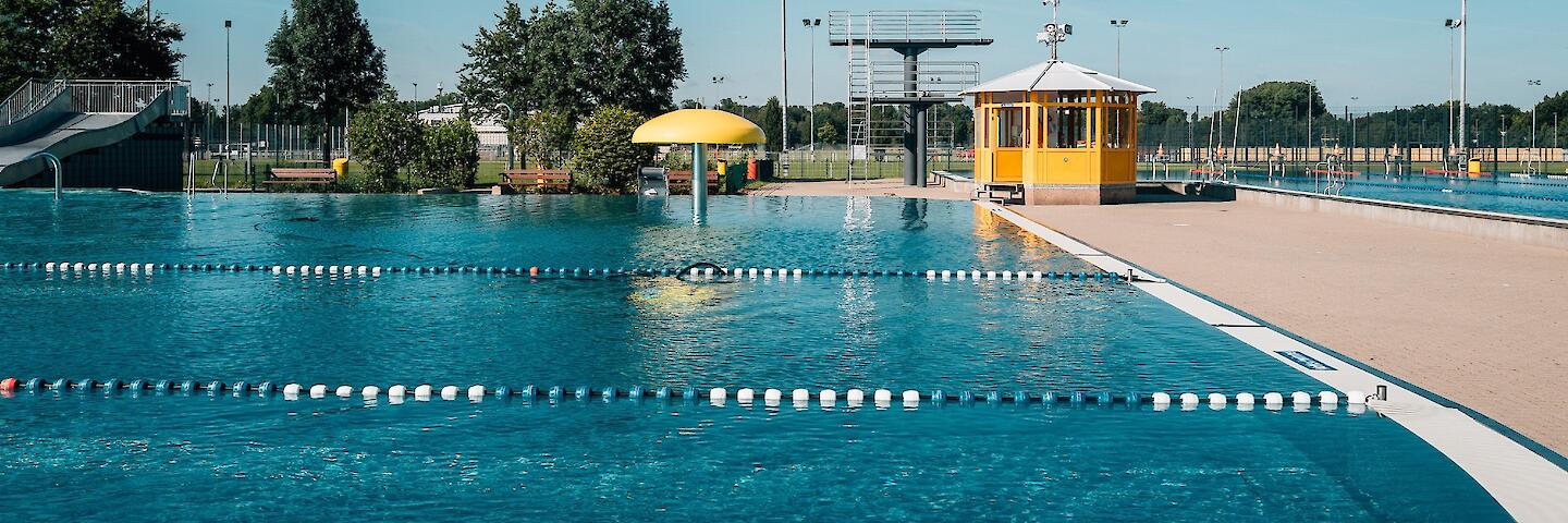 Erlebnisbecken mit Breitrutsche.