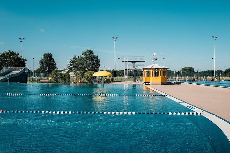 Erlebnisbecken mit Breitrutsche.