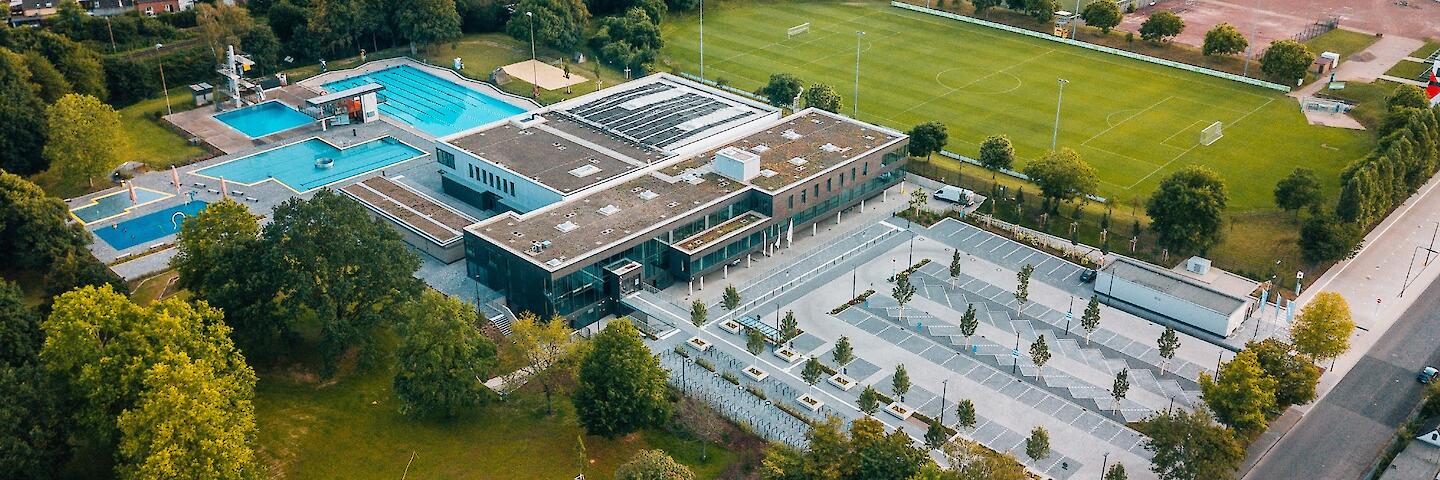 Luftansicht des Freibades sowie dem Hallenbad Allwetterbad Flingern und dem Parkplatz vor dem Schwimmbad.