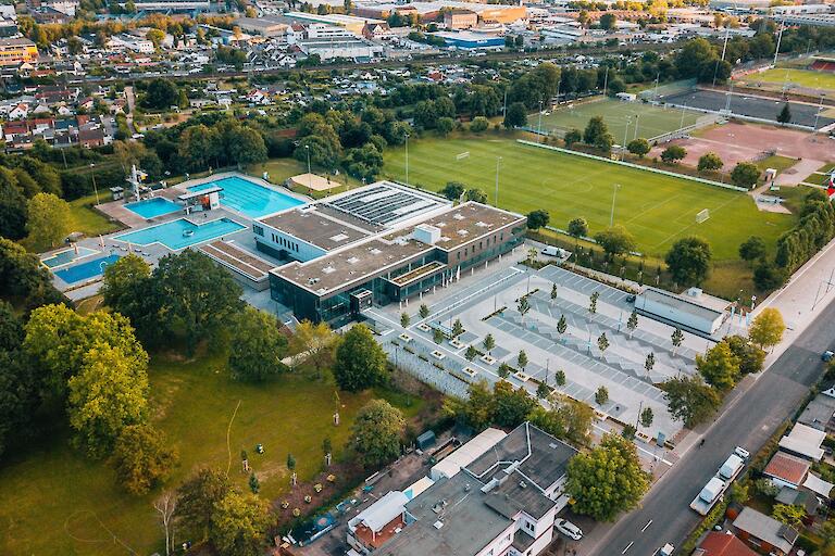 Luftansicht des Freibades sowie dem Hallenbad Allwetterbad Flingern und dem Parkplatz vor dem Schwimmbad.