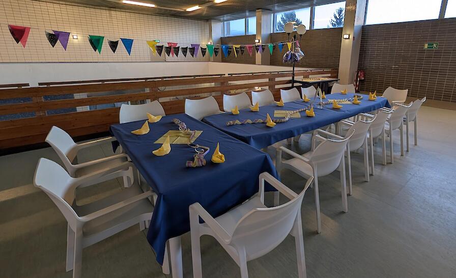 geschmückter Tisch für Kindergeburtstage im Hallenbad Unterrath