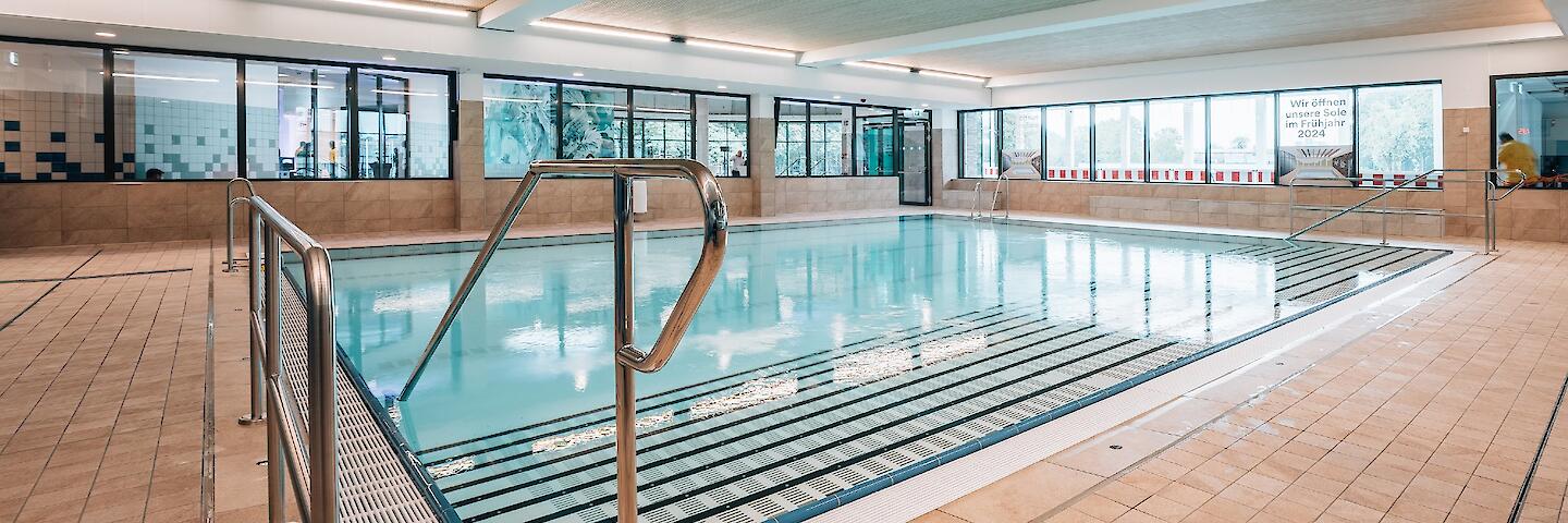 Räumlich, thermisch und akustisch getrenntes Nichtschwimmer-/Kursbecken mit Hubboden.