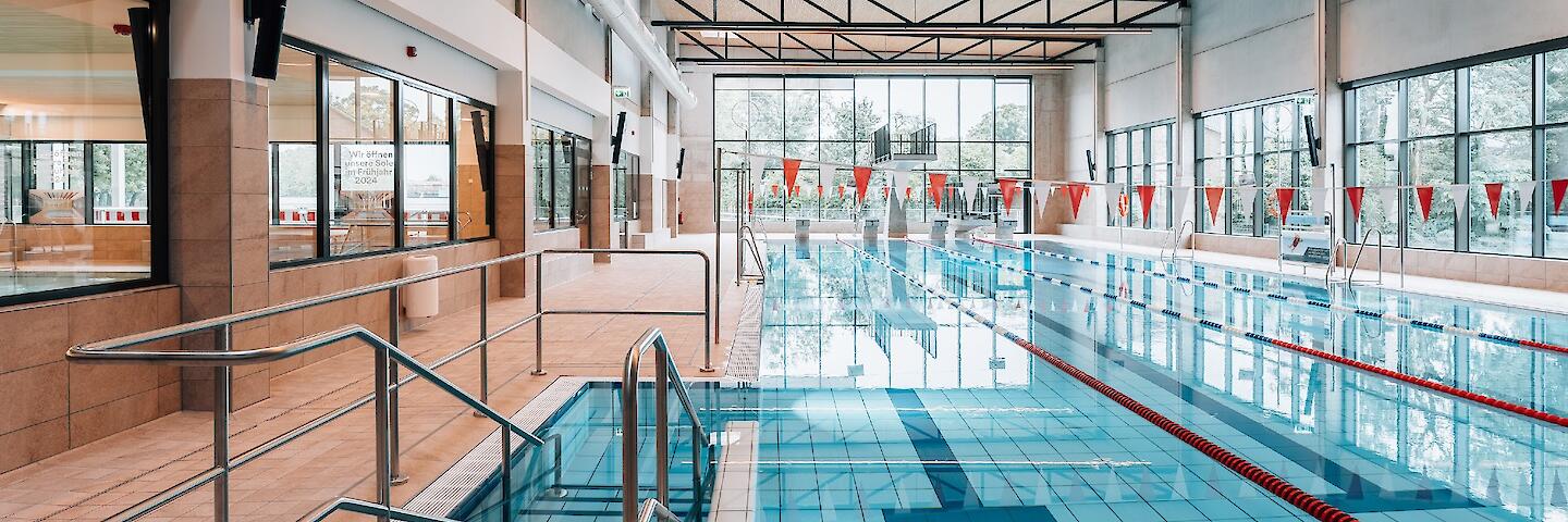 25-Meter-Schwimmerbecken mit Sprunganlage samt 3-Meter-Plattform und 1-Meter-Brett.