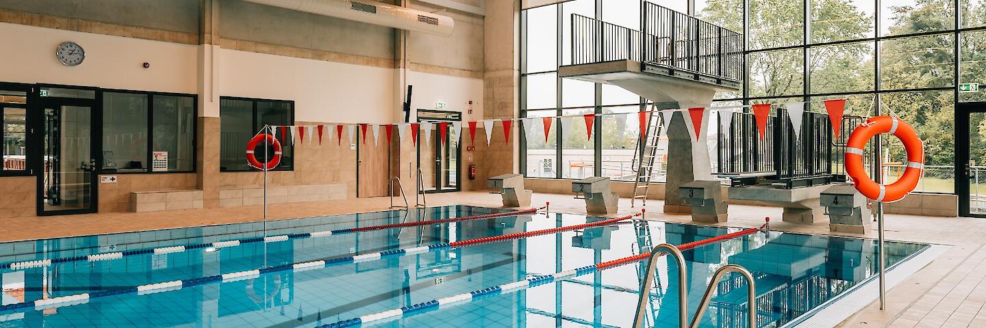 25-Meter-Schwimmerbecken mit Sprunganlage samt 3-Meter-Plattform und 1-Meter-Brett.