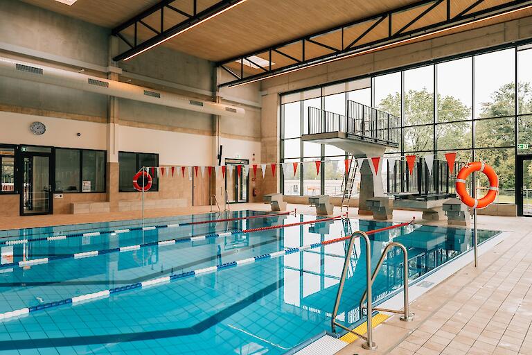 25-Meter-Schwimmerbecken mit Sprunganlage samt 3-Meter-Plattform und 1-Meter-Brett.