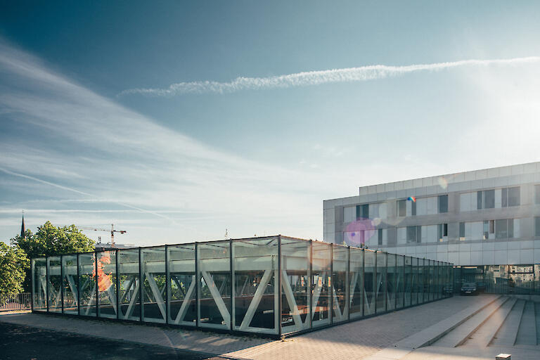 Außenaufnahme von dem Glasdach des Schwimmbades.