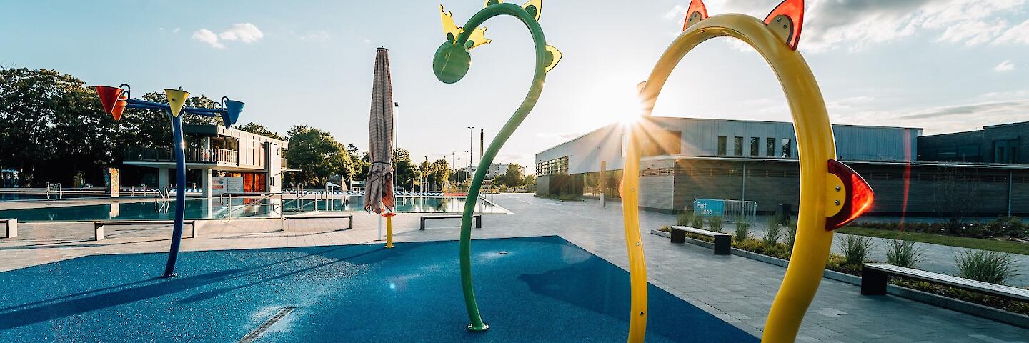 Wasserspielplatz mit verschiedenen Attraktionen für Kinder.