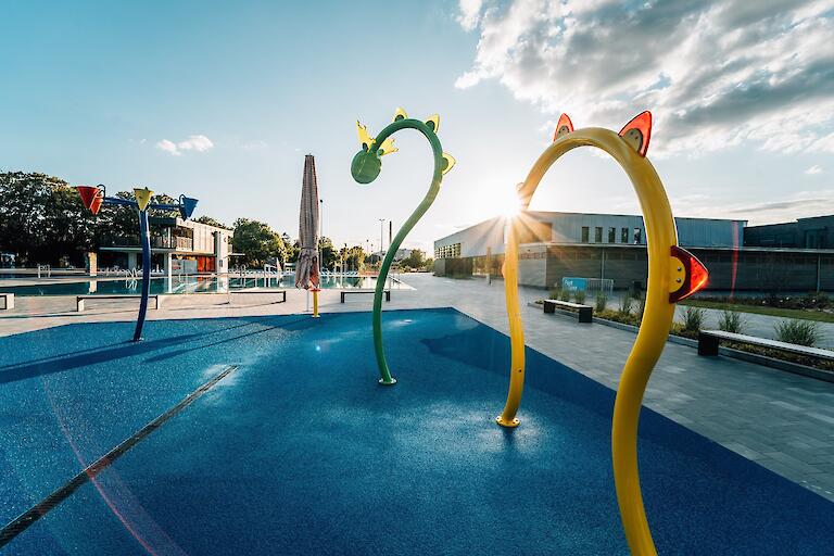 Wasserspielplatz mit verschiedenen Attraktionen für Kinder.