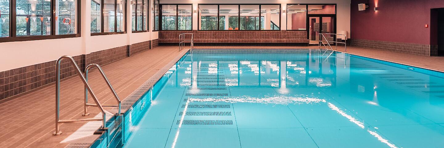Räumlich, thermisch und akustisch getrenntes Lehrschwimm- und Kursbecken.
