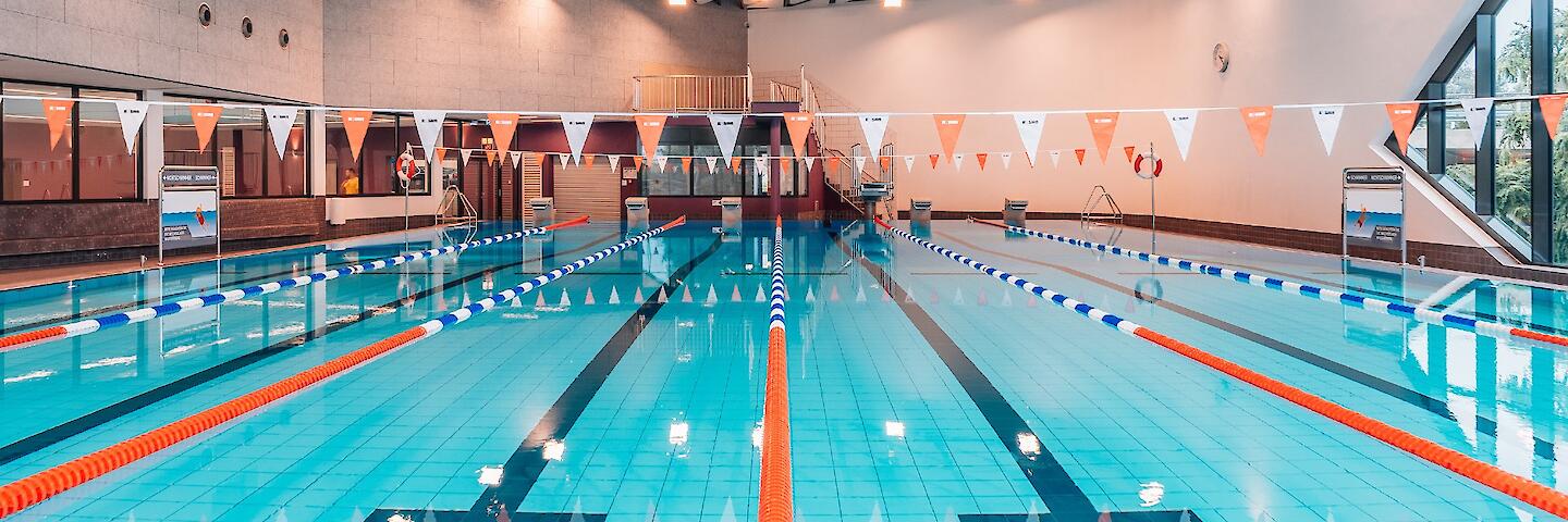 25-Meter-Schwimmerbecken mit Sprunganlage samt 3-Meter-Plattform und 1-Meter-Brett,