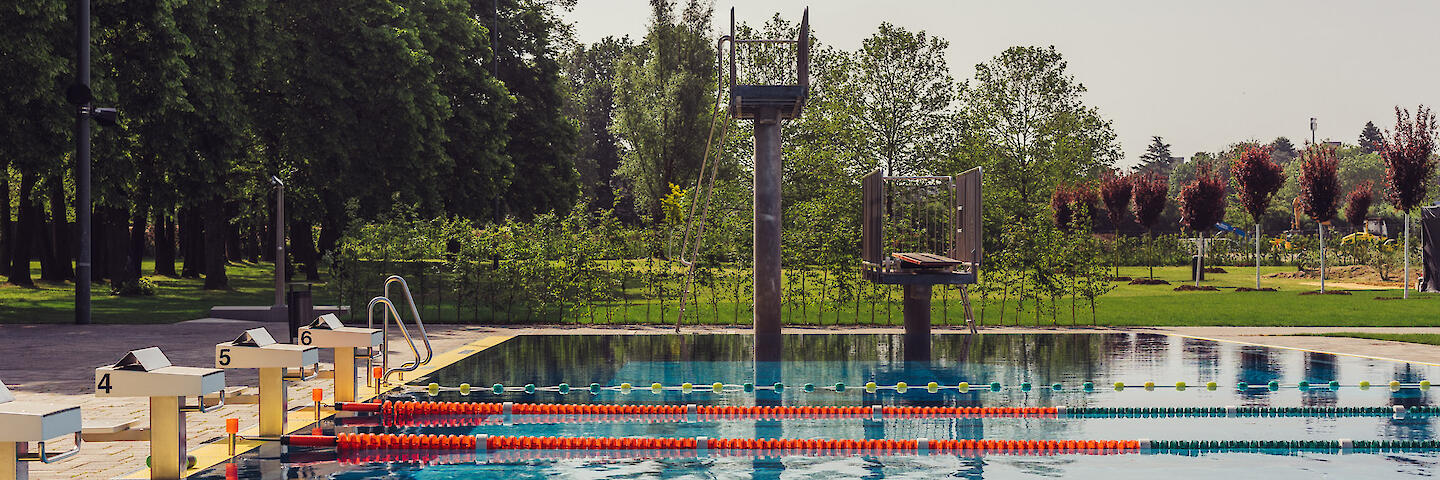 Der Bereich des Mehrzweckbeckens, in dem Leinen gespannt sind um das Schwimmen auf 50m-Bahnen zu ermöglichen sowie eine Sprungplattform mit 1m- und 3m-Brett.