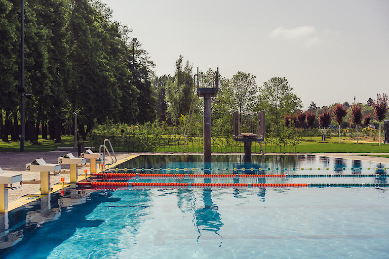 Der Bereich des Mehrzweckbeckens, in dem Leinen gespannt sind um das Schwimmen auf 50m-Bahnen zu ermöglichen sowie eine Sprungplattform mit 1m- und 3m-Brett.