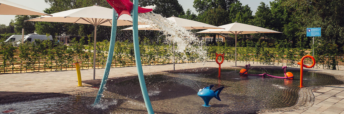 Spraypark mit verschiedenen Attraktionen für Kinder.