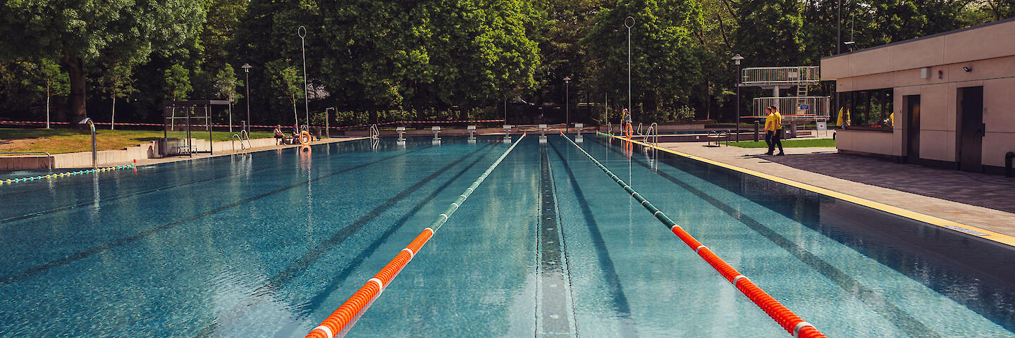 Der Bereich des Mehrzweckbeckens, in dem Leinen gespannt sind um das Schwimmen auf 50m-Bahnen zu ermöglichen.