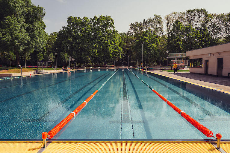 Der Bereich des Mehrzweckbeckens, in dem Leinen gespannt sind um das Schwimmen auf 50m-Bahnen zu ermöglichen.