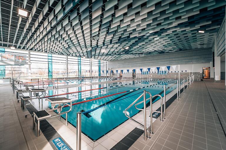 25-Meter-Becken mit Hubboden.
