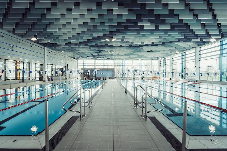 25-Meter-Schwimmerbecken mit Sprunganlage samt 3-Meter-Plattform und 1-Meter-Brett sowie das 25-Meter-Becken mit Hubboden.
