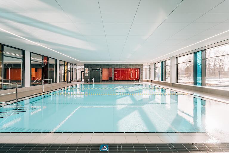 Räumlich, thermisch und akustisch getrenntes Kursbecken mit Hubboden.