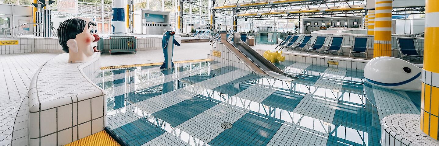 Schwimmhalle im Freizeitbad Düsselstrand. Das Kleinkind-Planschbecken mit einer kleinen Kinderrutsche sowie anderen Spielelementen.
