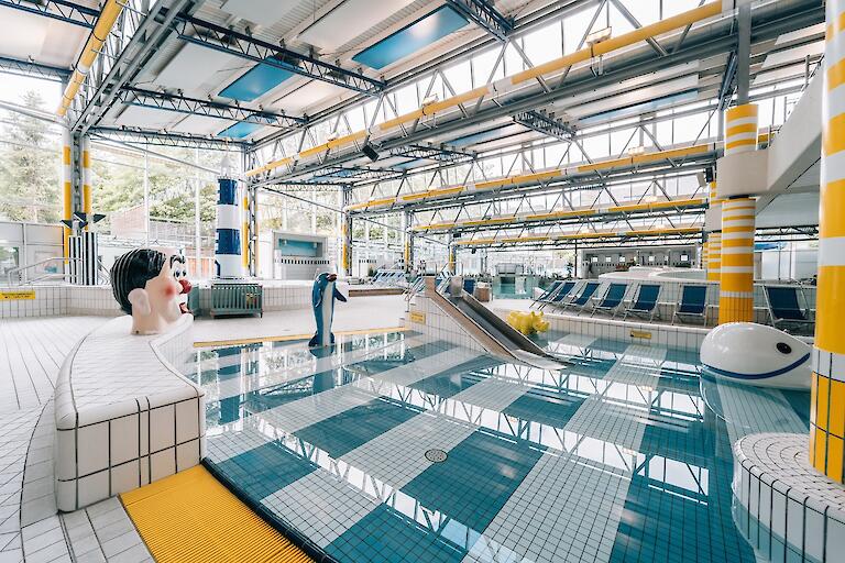 Schwimmhalle im Freizeitbad Düsselstrand. Das Kleinkind-Planschbecken mit einer kleinen Kinderrutsche sowie anderen Spielelementen.