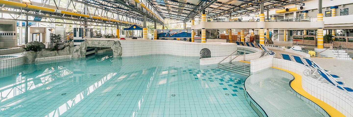 Schwimmhalle im Freizeitbad Düsselstrand. Das Spiel- und Tummelbecken mit einer Reifenrutsche.