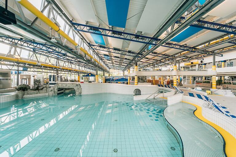 Schwimmhalle im Freizeitbad Düsselstrand. Das Spiel- und Tummelbecken mit einer Reifenrutsche.