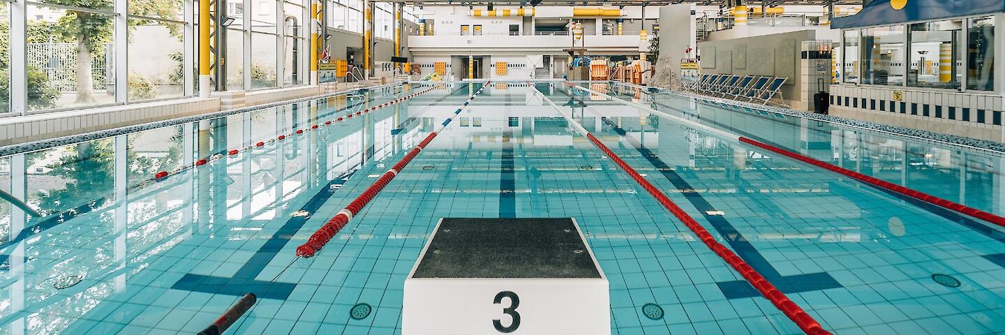 Schwimmhalle im Freizeitbad Düsselstrand. Das 25m-Becken mit fünf Bahnen davon eine Schwimmerautobahn sowie Startblöcken.