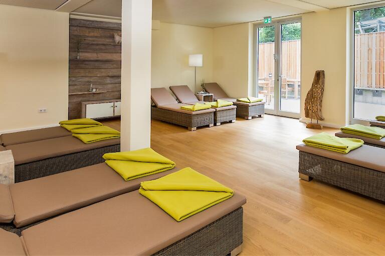 Ruheraum mit mehreren Liegen.