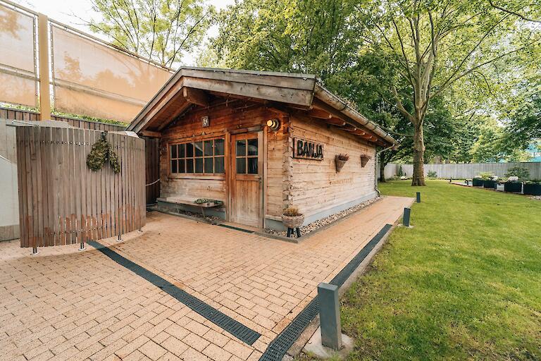 Holzhütte der Banja Sauna im Saunagarten.