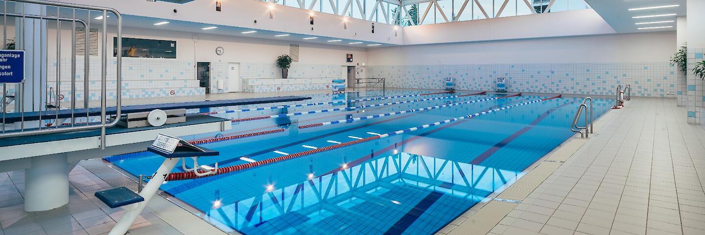 25m-Schwimmerbecken mit Teilhubboden, 1m-Brett und 3m-Turm.