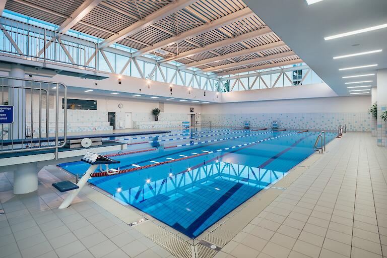 25m-Schwimmerbecken mit Teilhubboden, 1m-Brett und 3m-Turm.