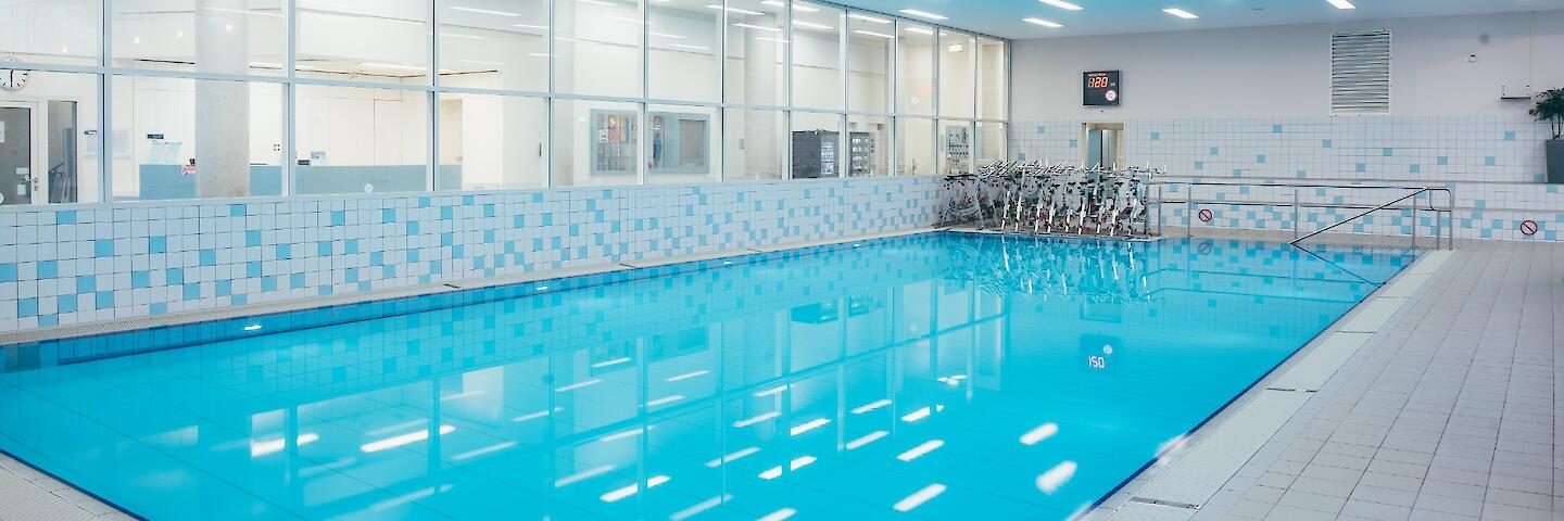 Kursbecken mit Hubboden.