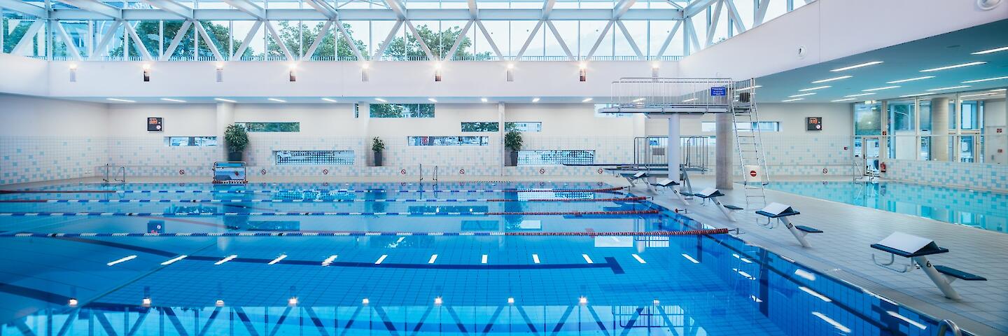 25m-Schwimmerbecken mit Teilhubboden, 1m-Brett und 3m-Turm.