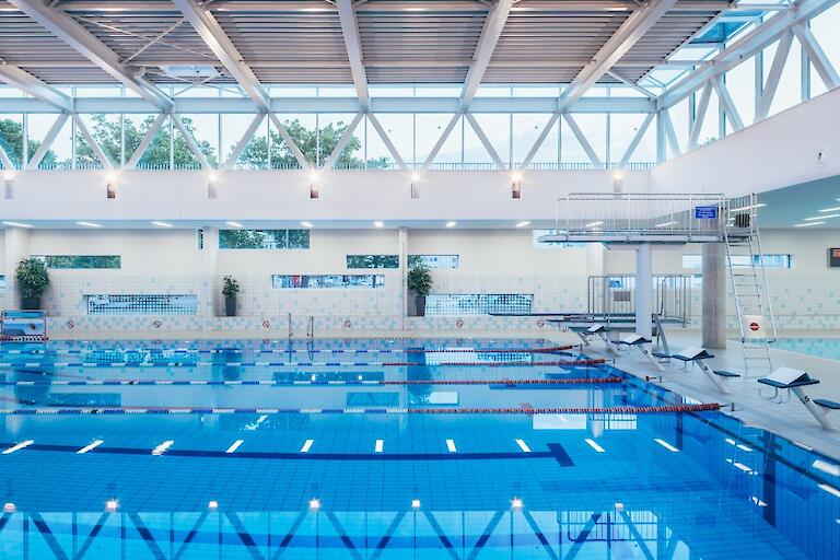 25m-Schwimmerbecken mit Teilhubboden, 1m-Brett und 3m-Turm.