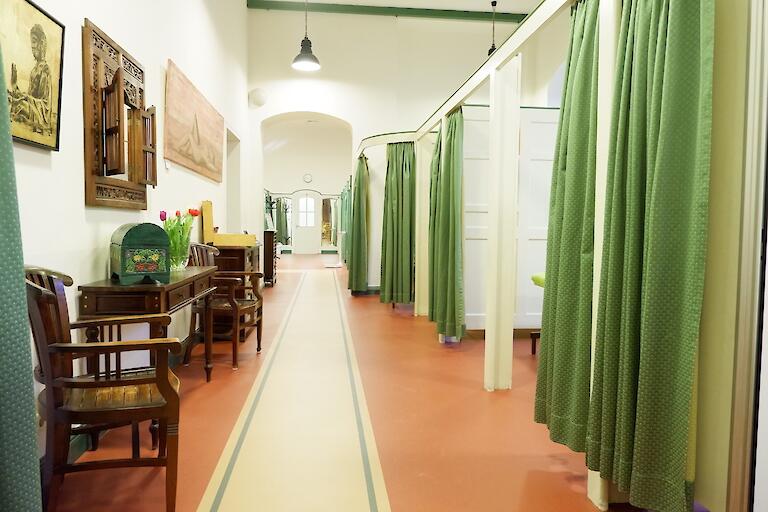 Massagebereich mit mehreren Massagekabinen.