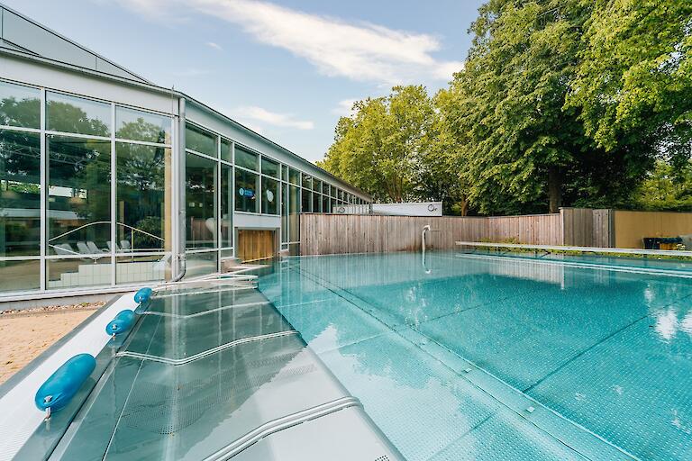 Vierjahreszeiten-Außenbecken mit Wasserliegen und weiteren Attraktionen.