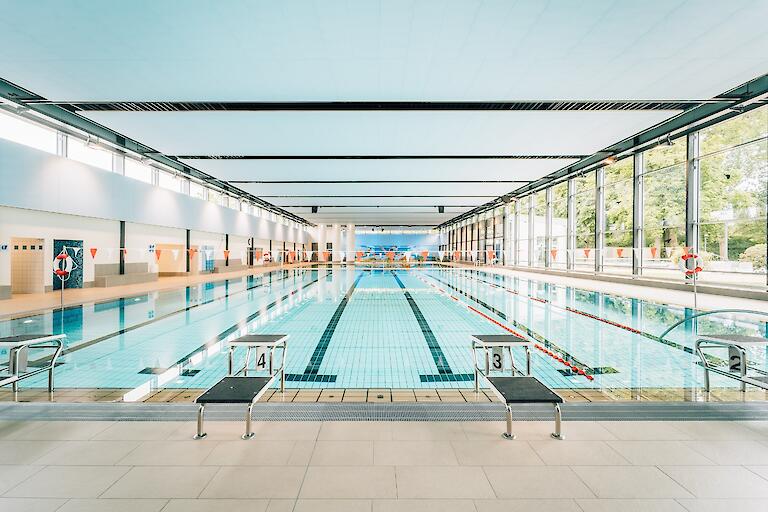 Schwimmerbecken mit sechs Bahnen.