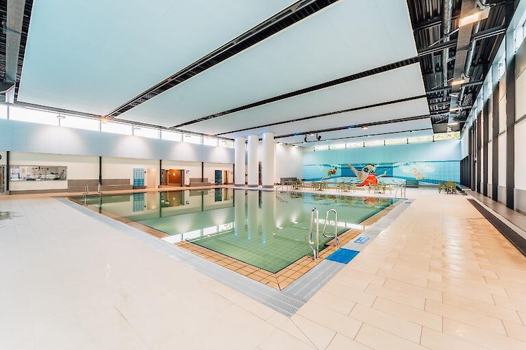 Nichtschwimmerbecken mit dem Planschbecken im Hintergrund.