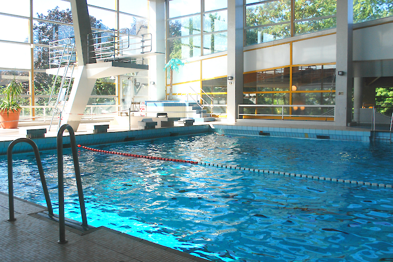 Mehrzweckbecken mit 1m- und 3m-Brett sowie einem Whirlpool.