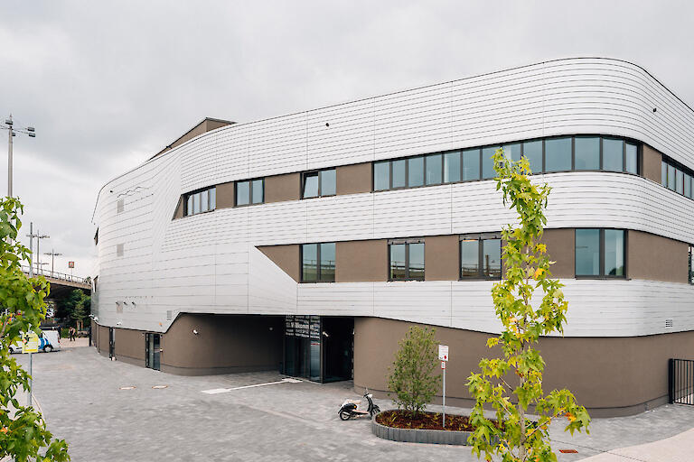 Außenansicht vom Rheinblick 741. Silber grau mit drei Etagen.